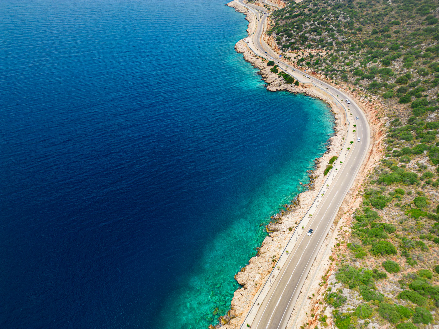 Kaş kıyısında Akdeniz boyunca kıvrılan, güneşli ve doğal bir yol